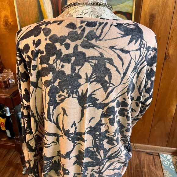 🛍️ BUFFALO JEANS Pale pink and black abstract floral loose fit sweater size S. - Picture 8 of 11
